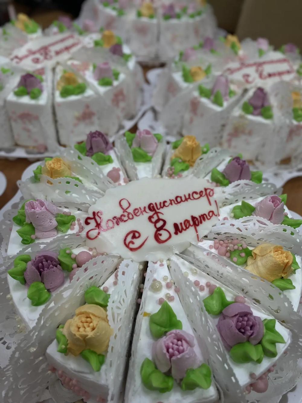 Праздник весны: в ГБУЗ ТОКВКД отметили 8 Марта